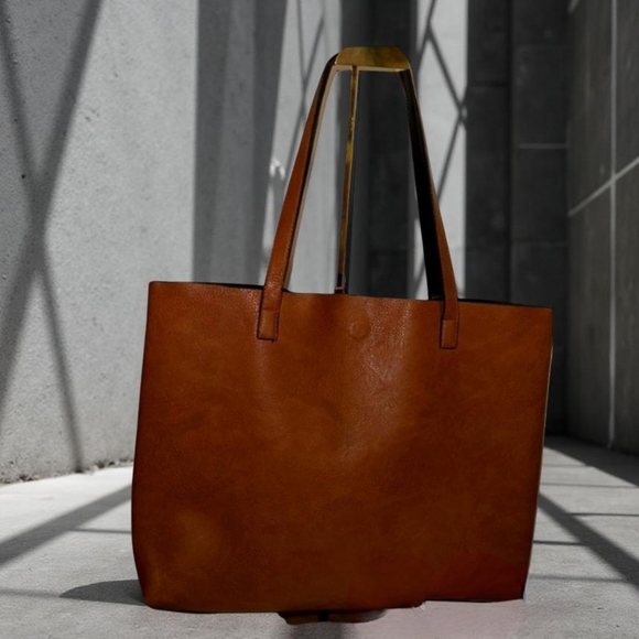 BEAUTIFUL BROWN LEATHER CARRY ALL! A MUST HAVE!! - Picture 1 of 14